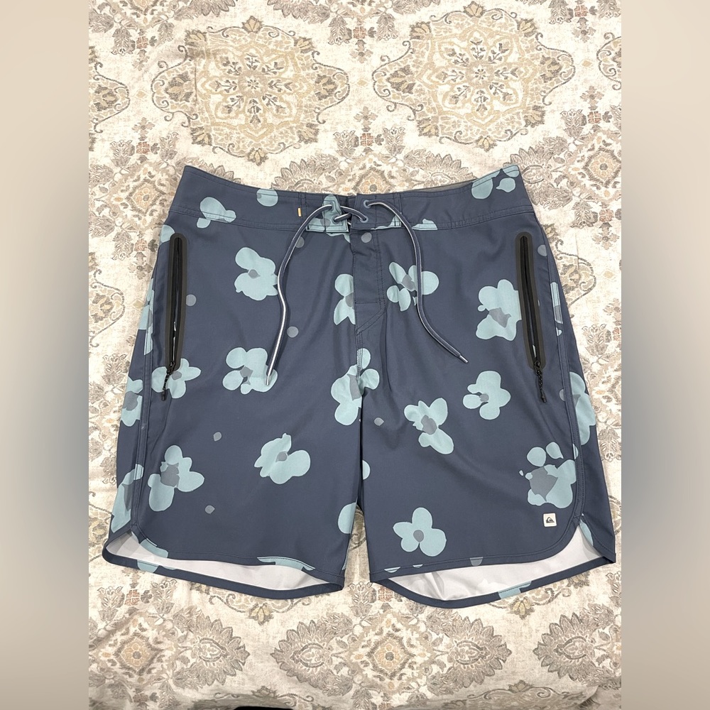 Quiksilver Men’s board shorts size 36